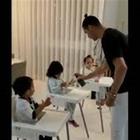 Coronavirus, Cristiano Ronaldo spiega ai figli come disinfettare le mani