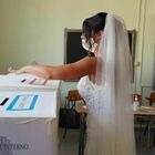 Regionali, sposa va a votare con l'abito nuziale: lo stupore degli scrutatori