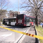 Incidente tra bus a Roma, ci sono feriti: il video