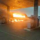 Tir esplode al distributore di benzina: fiamme altissime e paura FOTO