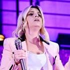 Emma Marrone, lacrime sul palco al concerto di Milano dopo la dedica al padre