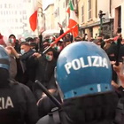 Roma, tafferugli e scontri nella manifestazione delle Mascherine tricolori