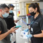 Virus e vacanze, rischi alti per i giovani e non vaccinati: tamponi in aeroporto