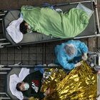 Hong Kong, persone sui letti d'ospedale in strada dopo l'ondata Covid