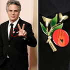 Spilla rossa agli Oscar, perché i candidati la indossano? Il messaggio da Mark Ruffalo a Billie Eilish: «Cessate il fuoco a Gaza»