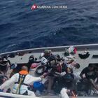 Migranti, naufragio al largo della Libia, morta una bimba. La guardia costiera di Lampedusa recupera i 25 superstiti