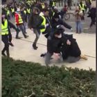 I gilet gialli si scagliano contro i giornalisti: il video dei pestaggi a Rouen