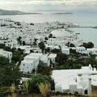 Covid, in Grecia nuove restrizioni per i no vax: ingresso vietato per bar, ristoranti, cinema e musei