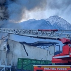 Incendio a Colico, brucia azienda di rifiuti speciali. Nube di fumo spinta per oltre 40 km: «Invaso tutto il lago di Como, aria irrespirabile»