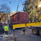 Roma, camion dell'Ama sprofonda in una voragine nell'asfalto: paura nella notte al Salario