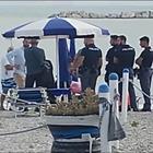 Cadavere di una donna trovato in spiaggia, choc all'alba