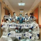 Covid, la foto simbolo di medici e infermieri del Policlinico di Foggia per difendersi: «No Vax No Party»