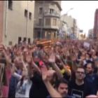 Catalogna, mani alzate davanti la sede della Guardia civil: la protesta dopo gli scontri