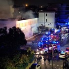 Incendio in una pasticceria in via Carlentini a Roma: le fiamme avvolgono una palazzina