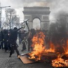 Gilet gialli, Macron vuole vietare gli Champs-Elysees