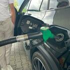 Benzina, prezzi ai massimi da sei mesi. L'allarme Codacons: «Governo tagli le accise». Punte da 2,80 euro al litro, ecco dove