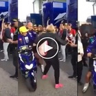 • Valentino Rossi, la fan si fa un selfie in pista: lui le dà un calcio