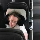 Passeggera disabile dimenticata per ore su un aereo: la denuncia sui social