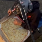 Rider mangia una fetta di pizza prima della consegna, beccato e ripreso in video: «Il trucco per farla franca» VIDEO