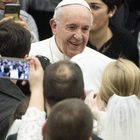 Papa Francesco difende i pendolari: «Treni puliti e sicuri»