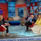 Simona Izzo e Ricky Tognazzi a “Oggi è un altro giorno”: «Sposati da 36 anni, lui non voleva ma durante un viaggio in macchina...»