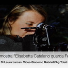 Cinecittà, la mostra fotografica "Ritratto Rosso: Elisabetta Catalano guarda Federico Fellini"