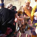 Le Femen a San Pietro cercano di portare via il Bambinello dal Presepe: «Dio è donna» Foto