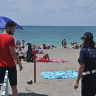 Turismo, le nuove regole in spiaggia: stop alle feste, vigilare sui bambini e un metro di distanza anche in acqua