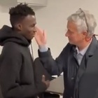 Roma, Mourinho consegna le scarpe a Felix: promessa mantenuta (con gaffe della voce fuori campo)