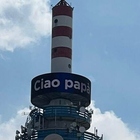 Berlusconi, sulla torre Mediaset “Ciao papà”. E sull'altro lato la scritta “Grazie Silvio”