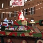 Carro armato di Babbo Natale a Modena, danneggiata l'opera d'arte “pacifista”