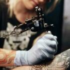 Tatuaggi, in Piemonte passa la nuova legge: «Formazione obbligatoria per prevenire i rischi sanitari»