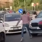 Lite choc nel traffico a Palermo: calci e pugni sul cofano, poi Suv travolge l'auto di una famiglia e scappa via