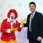 MeToo travolge McDonald's, l'azienda querela l'ex Ceo: «Rapporti con tre dipendenti»