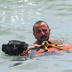 Ostia, domenica al mare: boom di presenze sul litorale romano, debuttano i cani-bagnino (Foto di Mino Ippoliti)