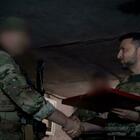Ucraina, visita a sorpresa di Zelensky alle forze speciali