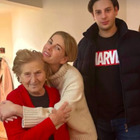 Alessia Marcuzzi, Natale in famiglia. Sui social lo scatto rarissimo: l'abbraccio con nonna Mela e il figlio Tommaso Inzaghi