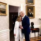 Giorgia Meloni incontra Joe Biden allo Studio Ovale: «Felice di essere qui, ti aspettiamo in Puglia». Cosa si sono detti