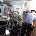 Dalla Campania per rubare gli scooter a Firenze: ladro seriale arrestato dopo oltre 20 furti