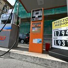 Carburanti alle stelle, lo Stato incassa: 2,3 miliardi tra Iva e accise. Il ministro: «Da noi prezzi più bassi in Ue»