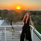 Elisabetta Canalis, vacanza ad Alghero nella villa di lusso. Hater all'attacco: «Solo per ricchi». Ecco quanto costa