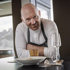 Lo chef stellato Alfio Ghezzi ai fornelli del rifugio InAlto su Col Margherita