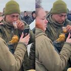 Soldato russo in lacrime, una donna ucraina lo sfama e gli presta il telefono per parlare con la mamma: il video sui social