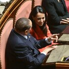 Al Senato sorrisi e “vaffa” in aula: lo spettacolo surreale del Paese appeso a Ronzulli