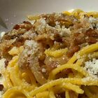«Crema, funghi e pollo nella carbonara? Basta! La togliamo dal menu»: la decisione del ristorante italiano a Londra