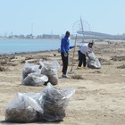 Pescara, la fase 2 parte con la pulizia delle spiagge (foto Max Schiazza)