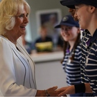 Wimbledon, la regina Camilla e quella stretta di mano "proibita": «Usa l'altra mano per tutto il resto»