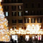 Roma, Albero di Natale con 700 farfalle dorate: il meraviglioso spettacolo luccicante