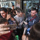 Achille Lauro, il rapper romano a Ostia: bagno di folla da Camomilla FOTO