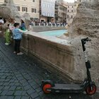 Monopattini e bici, sosta selvaggia nel Centro di Roma: è invasione da Fontana di Trevi a Piazza Navona